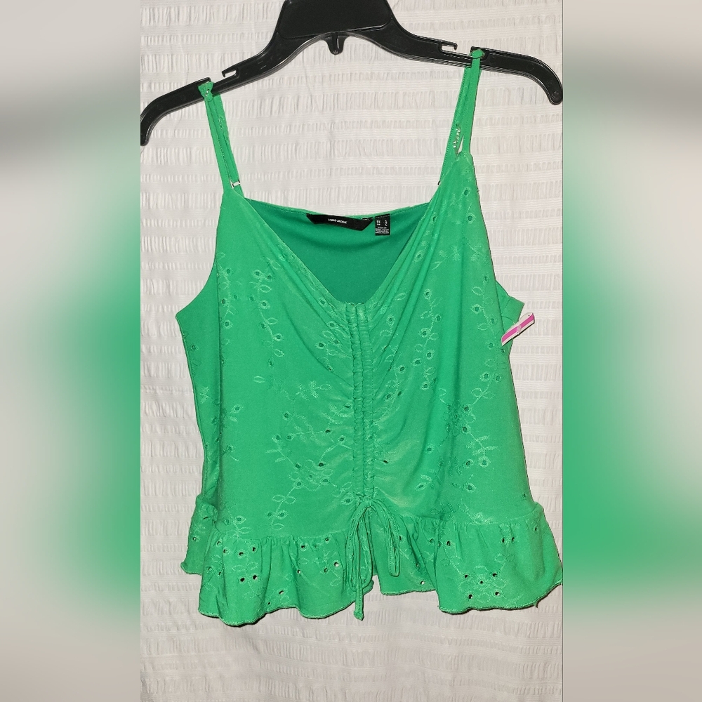 NWOT Vero moda eyelet crop top. Beautiful green color. Large. Adjustable straps